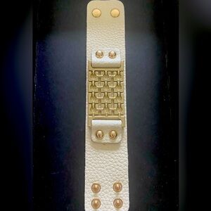 Bracelet Genuine Leather and gold accent Wide - adjustable snaps. Light cream